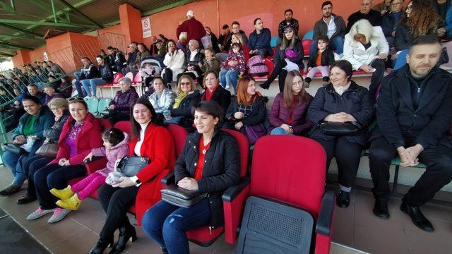 Tribünler kadınlara emanet