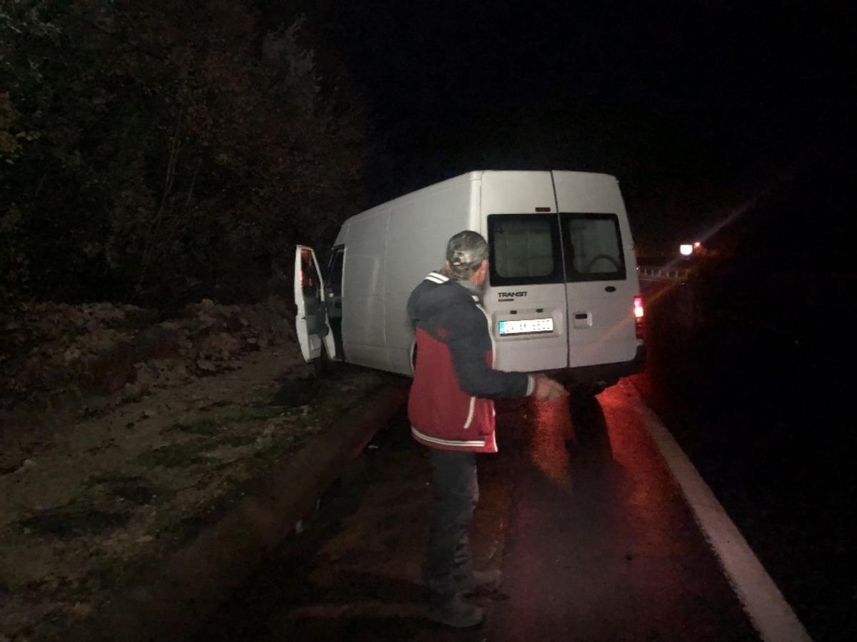 Yağmurda kayan ticari ara&ccedil; yoldan &ccedil;ıktı