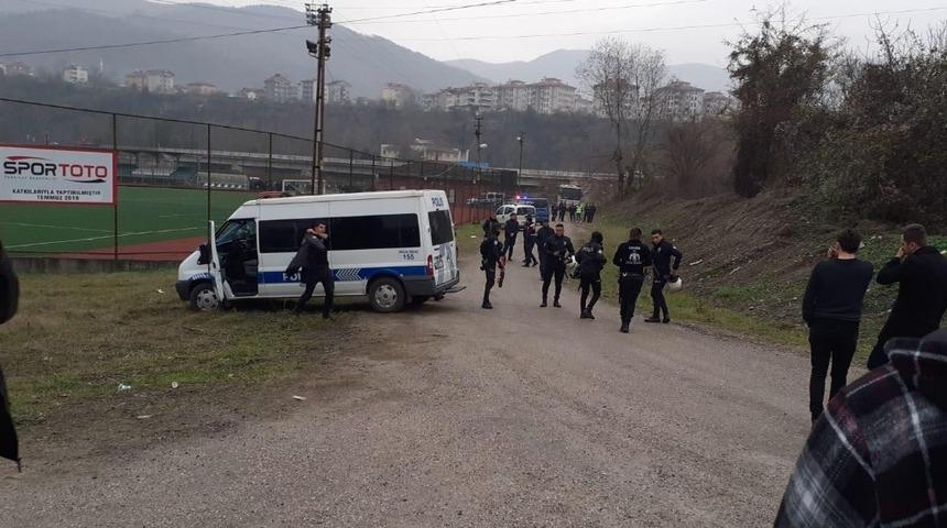 Amat&ouml;r lig ma&ccedil;ında taraftarlar birbirine girdi: 1 yaralı