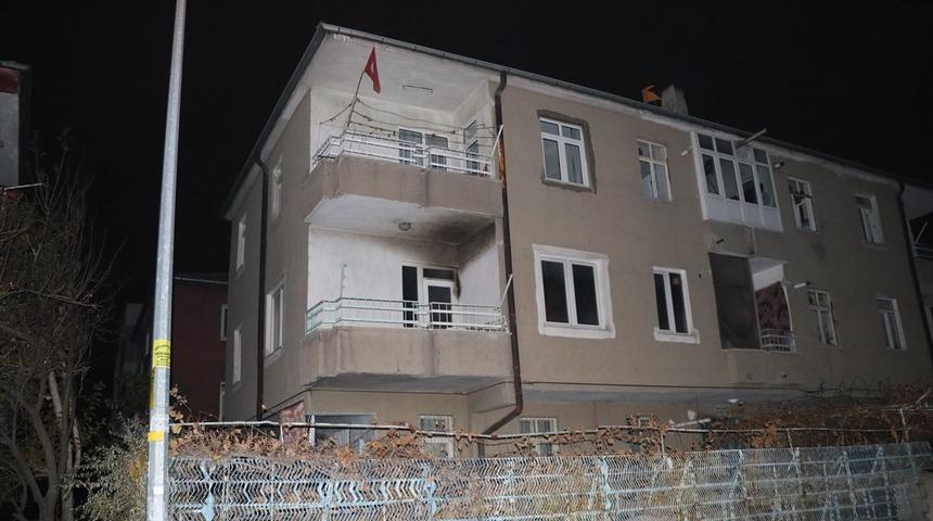 Ev yangınında balkonda mahsur kalan aileyi itfaiye kurtardı