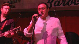 Mahmut Tuncer şiddet mağduru kadınlar için düzenlenen konserde rock söyledi