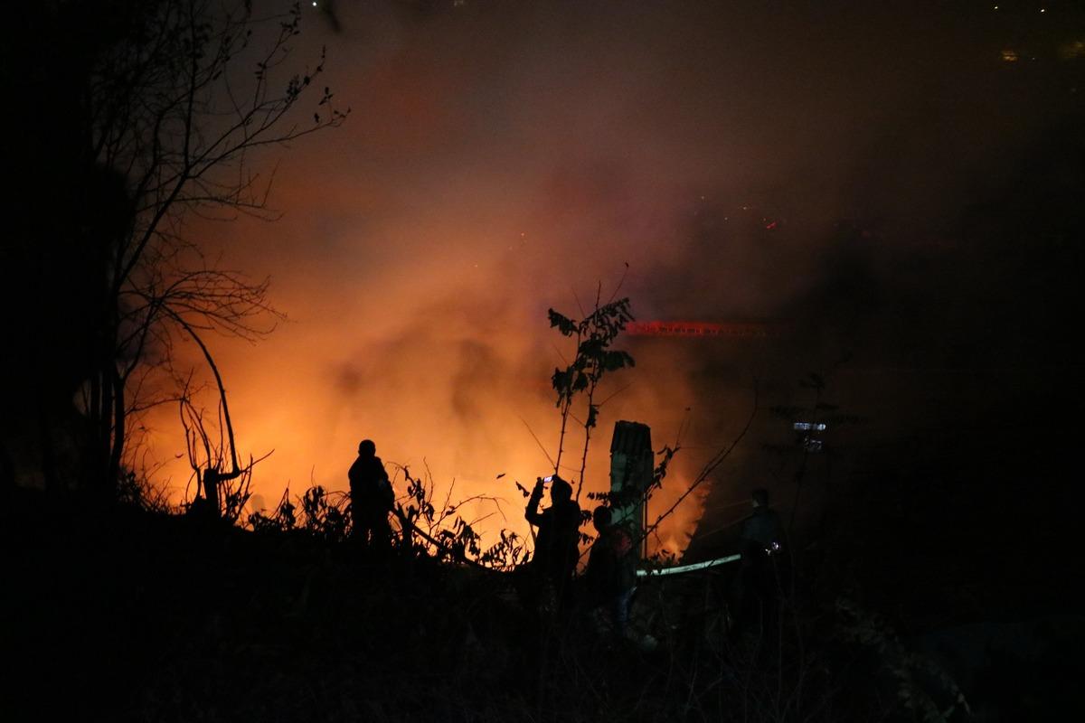 Zonguldak'ta b&uuml;y&uuml;k yangın! Mahalleli seferber oldu!