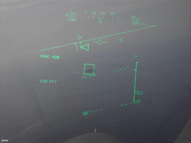 Yunan savaş uçağı, Türk savaş gemisine kilitlendi! Yunan pilotun görüntüleri sosyal medyada olay yarattı 1