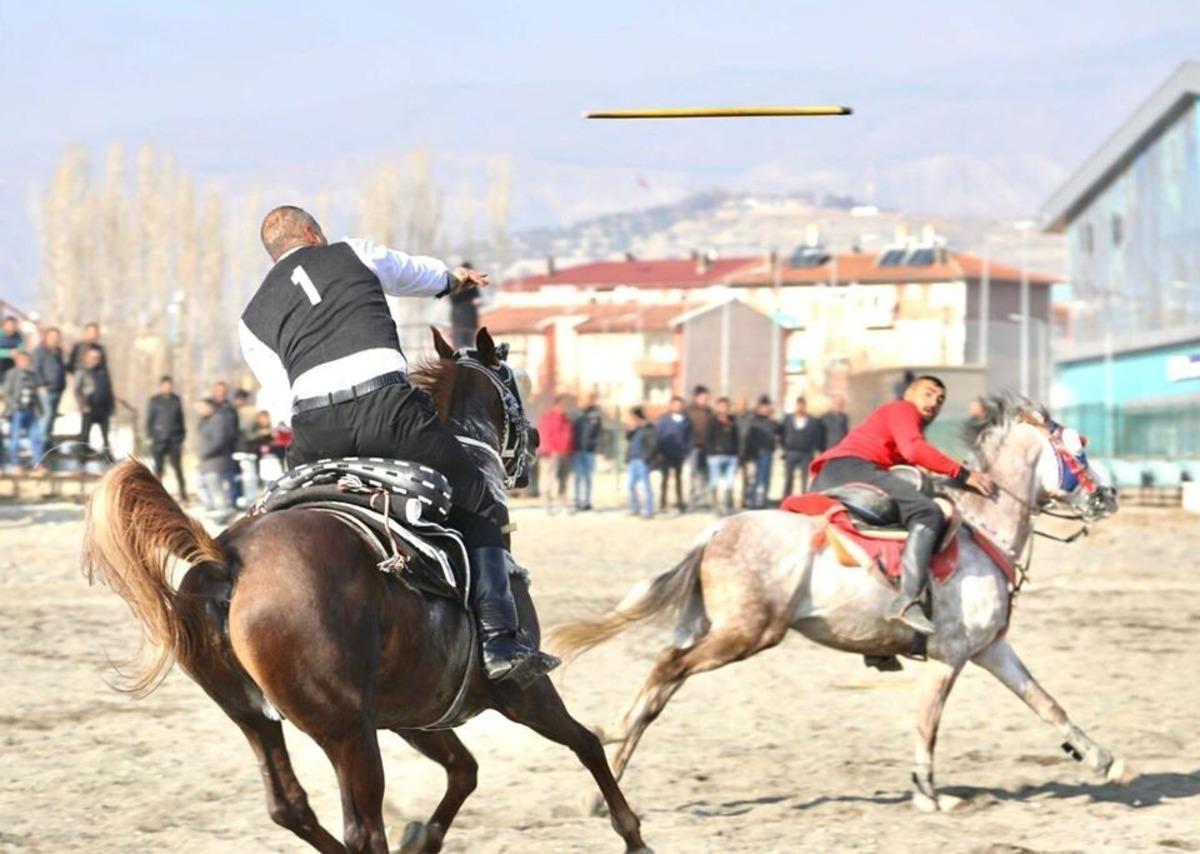 Erzincan&rsquo;daki atlı cirit dostluk m&uuml;sabakası nefes kesti