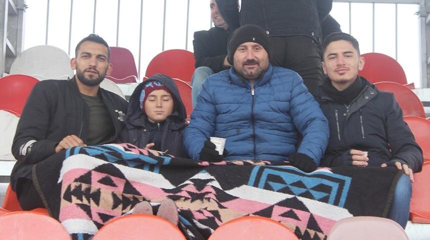 Soğuk havaya rağmen battaniye ile maç izlediler