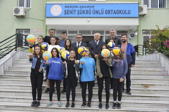 Seçer, Nehir’in isteğini kurmadı, öğrenciler voleybol topuna kavuştu