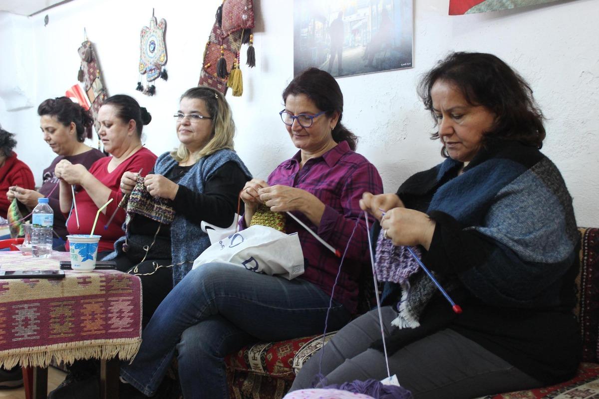 İzmir &Ouml;rg&uuml; Ekibi, soğuk g&uuml;nlerde &ccedil;ocukların y&uuml;reğini ısıtıyor