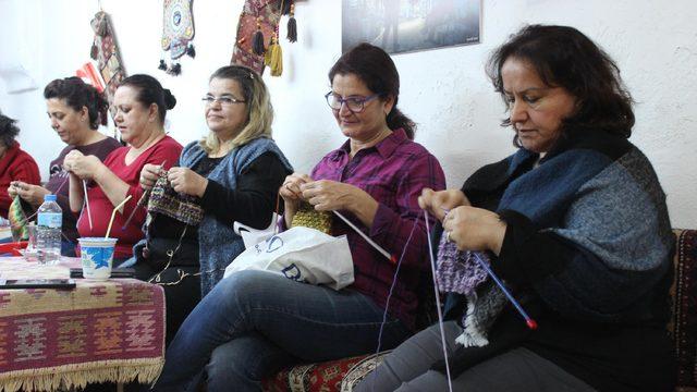İzmir Örgü Ekibi, soğuk günlerde çocukların yüreğini ısıtıyor