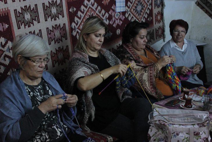 İzmir Örgü Ekibi, soğuk günlerde çocukların yüreğini ısıtıyor G2