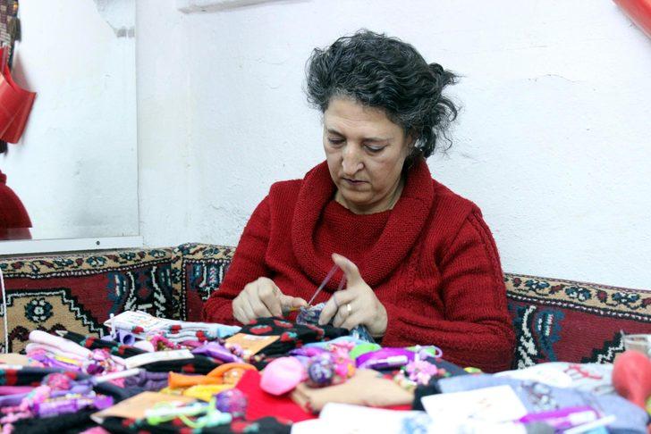 İzmir Örgü Ekibi, soğuk günlerde çocukların yüreğini ısıtıyor G3