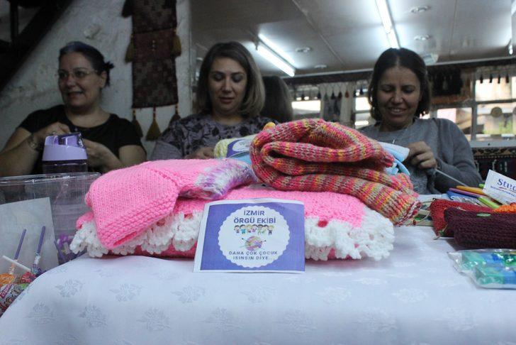 İzmir Örgü Ekibi, soğuk günlerde çocukların yüreğini ısıtıyor G4
