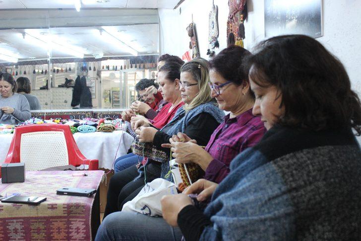 İzmir Örgü Ekibi, soğuk günlerde çocukların yüreğini ısıtıyor G5