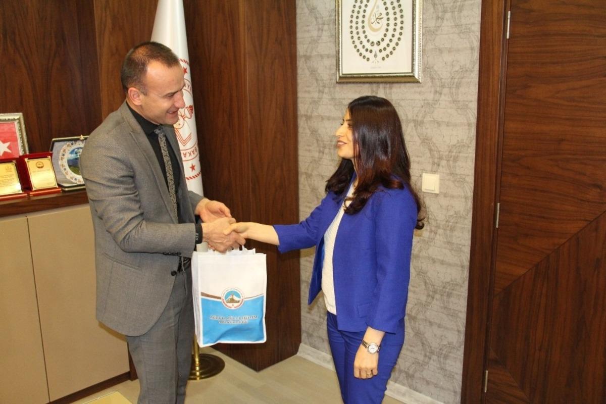 Ağrı Milli Eğitim M&uuml;d&uuml;r&uuml; Tekin bir &ouml;ğretmenin doğum g&uuml;n&uuml; kutladı