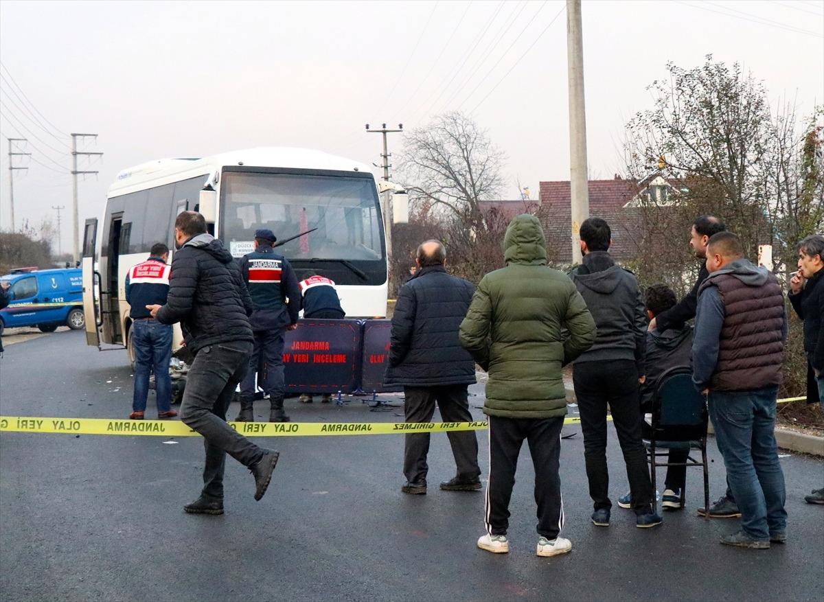 D&uuml;zce'de servis midib&uuml;s&uuml;yle &ccedil;arpışan motosikletin s&uuml;r&uuml;c&uuml;s&uuml; &ouml;ld&uuml;