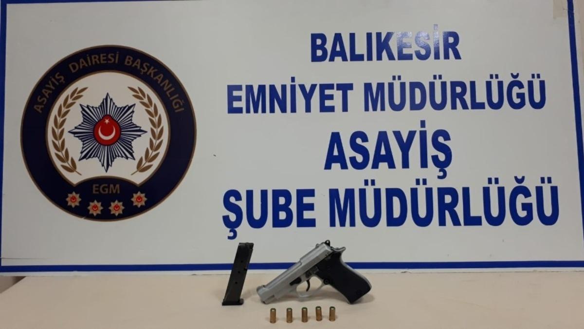 Balıkesir&rsquo;de polis 9 silah ele ge&ccedil;irdi