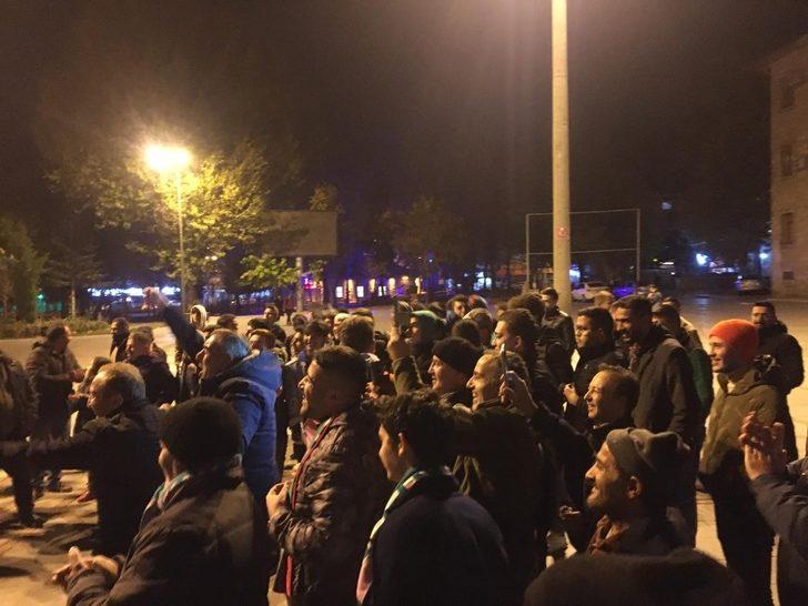 Isparta 32 Sporlu taraftar ve futbolculardan erken şampiyonluk kutlamaları G3