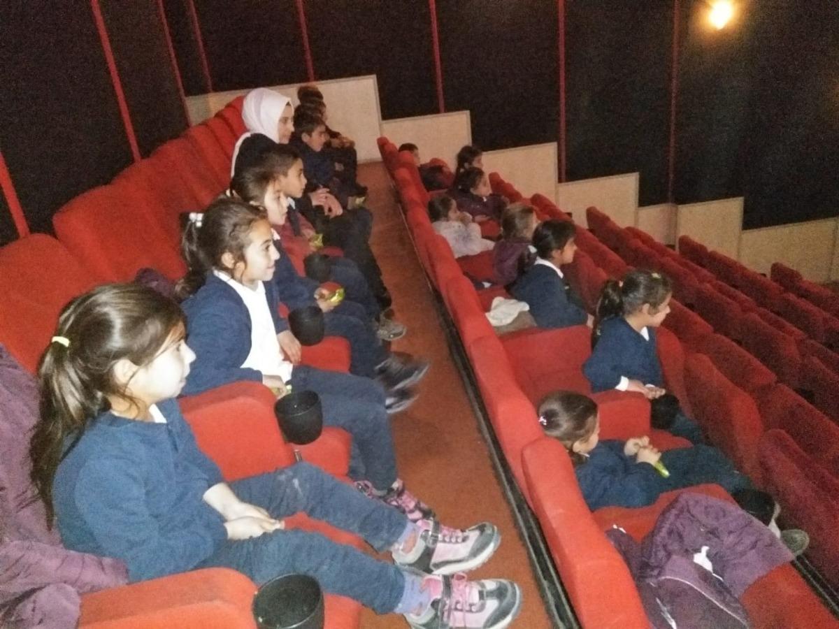 Kaymakam Erat&rsquo;tan k&ouml;y &ouml;ğrencilerine sinema s&uuml;rprizi