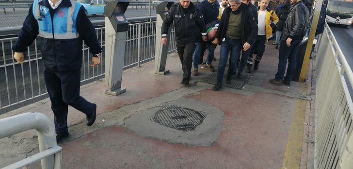 Durakta fenalaşan kişiye metrobüs çarptı!  G3