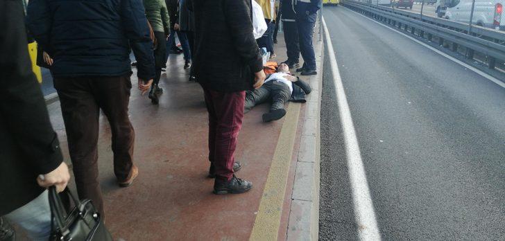 Durakta fenalaşan kişiye metrobüs çarptı!  G4