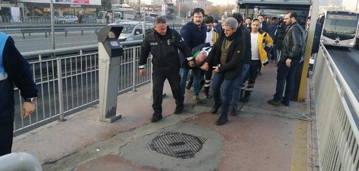 Durakta fenalaşan kişiye metrobüs çarptı!  G2