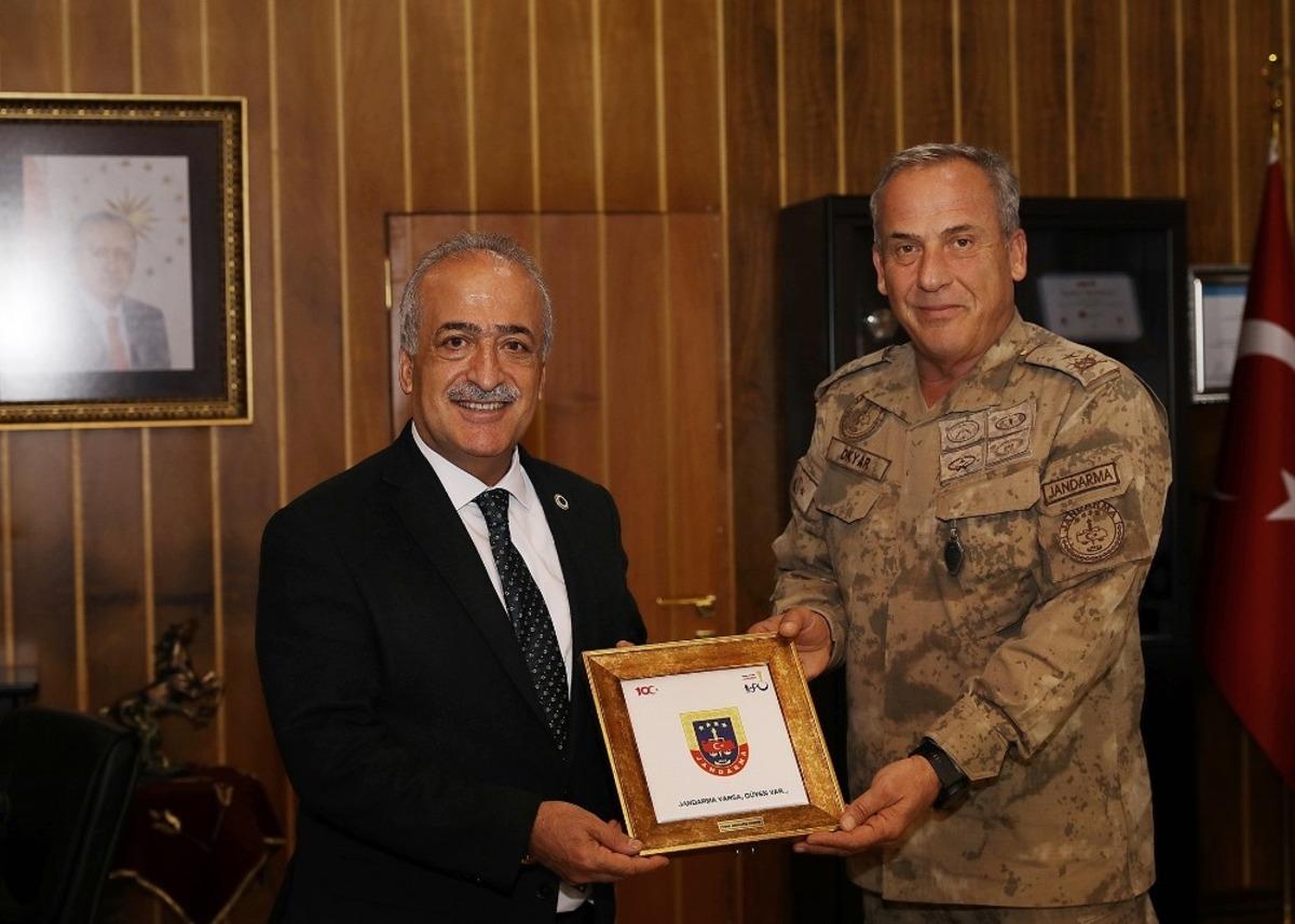 Jandarma Komutanlarından Rekt&ouml;r &Ccedil;omaklı&rsquo;ya iade-i ziyaret