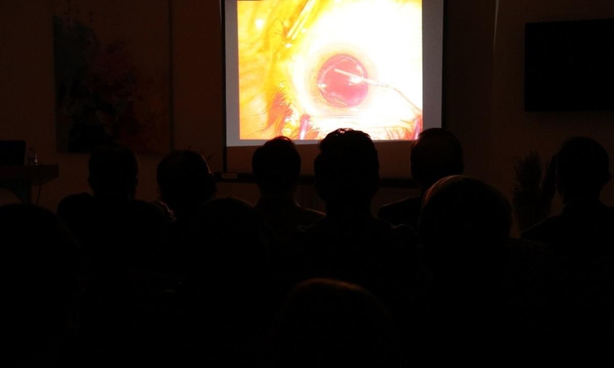 G&ouml;z doktorlarına canlı yayında katarakt ameliyatı