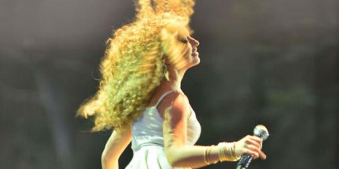 Hadise'den frikik şov