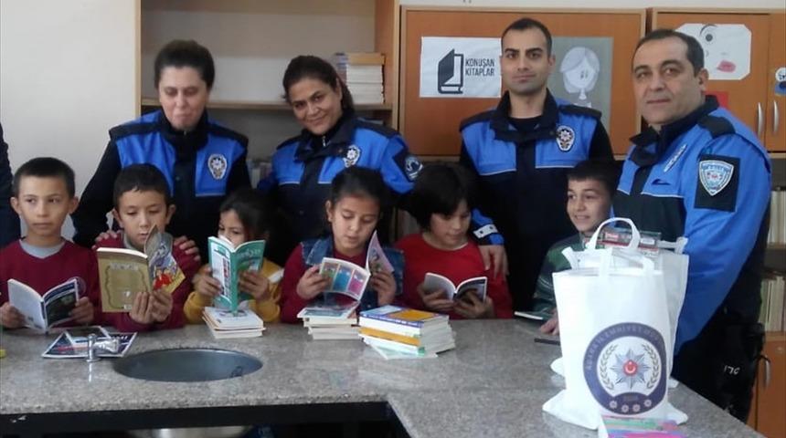 &Ouml;ğretmenin mektupla kitap talebine emniyetten destek