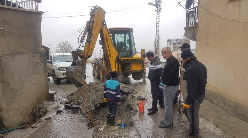 Hakkari Belediyesi kar kış demeden &ccedil;alışıyor