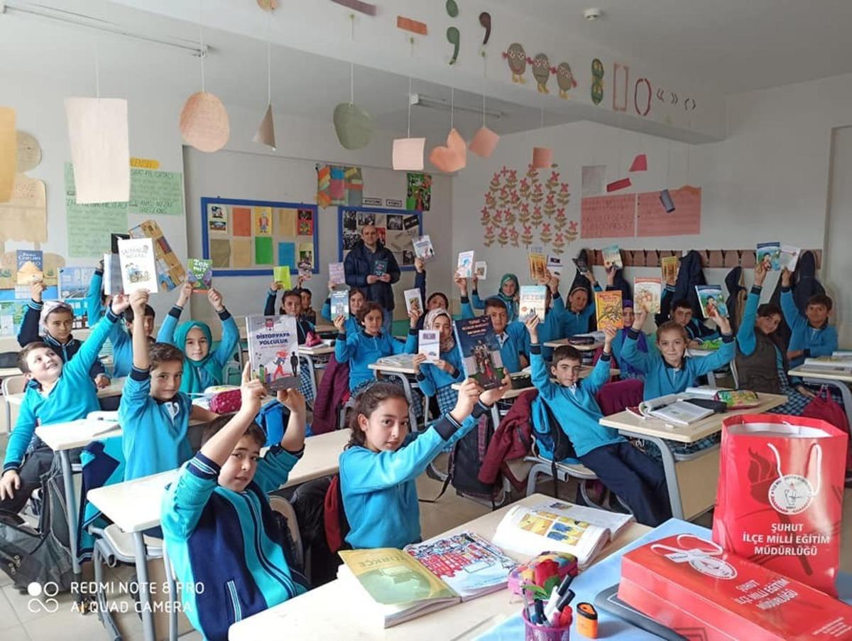 Şuhut Kaymakamlığından minik &ouml;ğrencilere kitap desteği