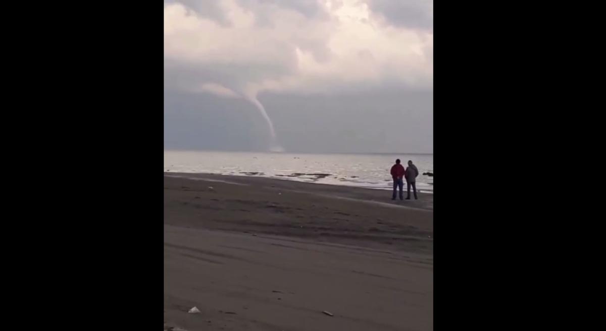Hortumu izleyen Adanalılar sosyal medyanın diline d&uuml;şt&uuml;
