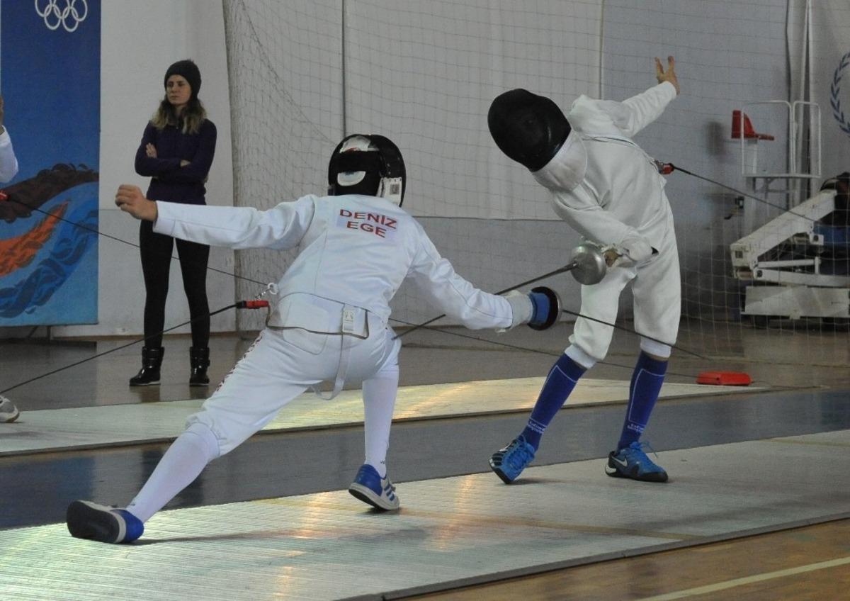 Eskrimde alt yaşlar Epe A&ccedil;ık Turnuvası Trabzon&rsquo;da yapıldı