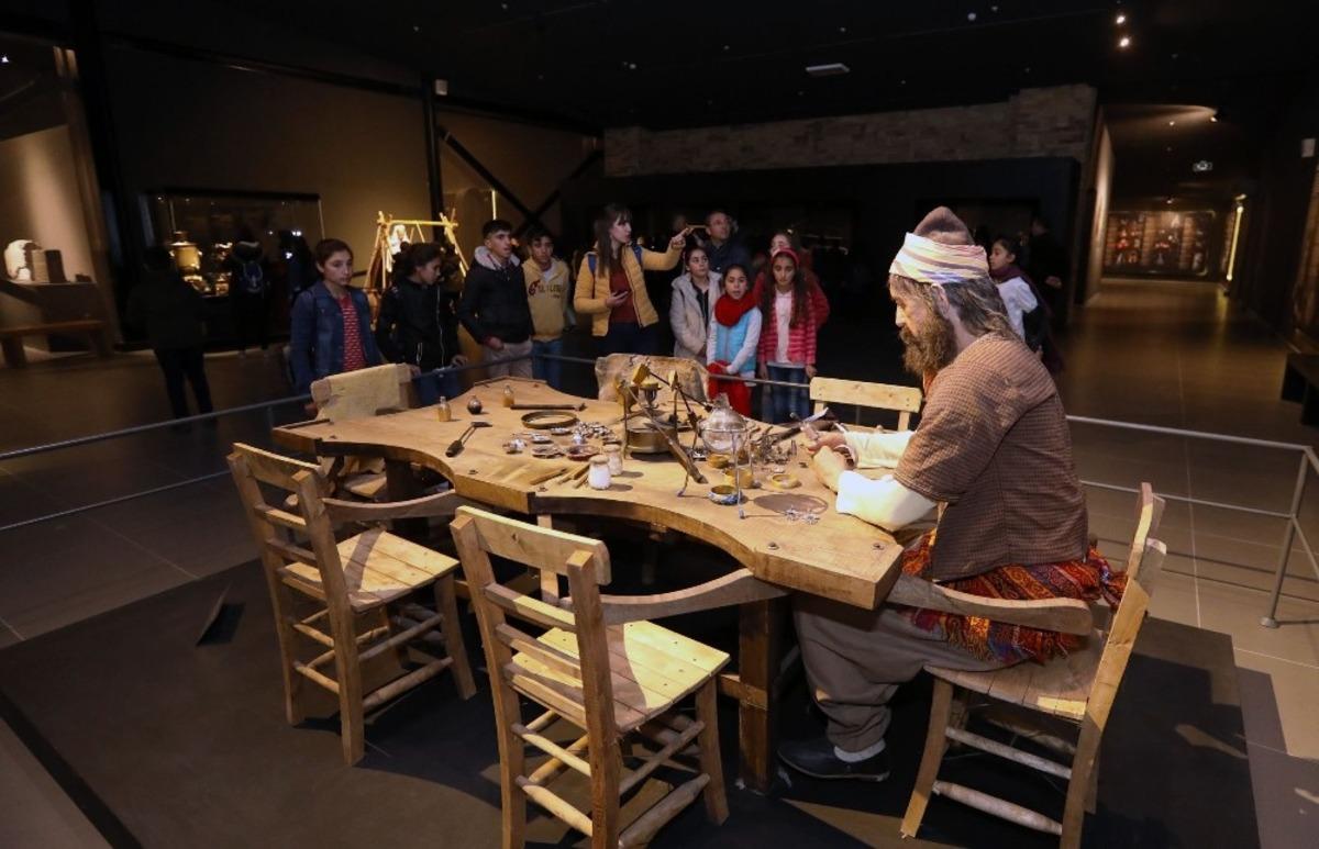 Van B&uuml;y&uuml;kşehir Belediyesi binlerce &ouml;ğrenciyi tarihle buluşturuyor