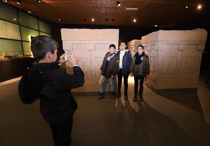 Van Büyükşehir Belediyesi binlerce öğrenciyi tarihle buluşturuyor G3