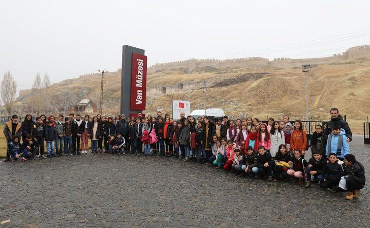 Van Büyükşehir Belediyesi binlerce öğrenciyi tarihle buluşturuyor G4