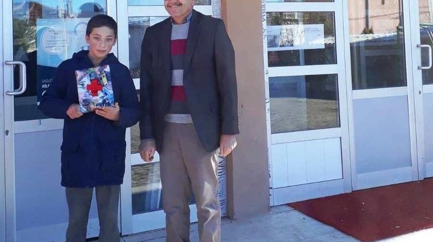 Hisarcık&rsquo;ta ortaokul &ouml;ğrencisi bulduğu parayı Okul M&uuml;d&uuml;r&uuml;ne teslim etti