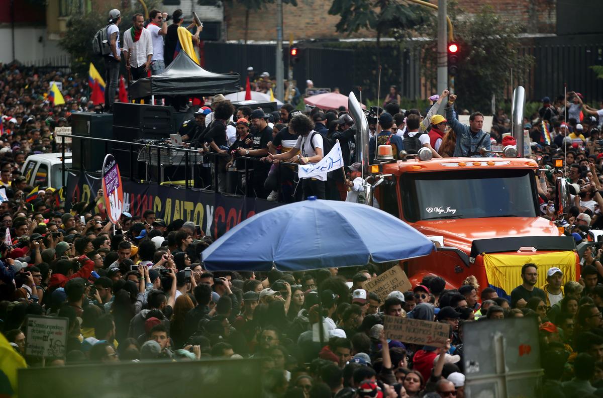 'Şemsiye devrimi' kilometrelerce &ouml;teye sı&ccedil;radı!