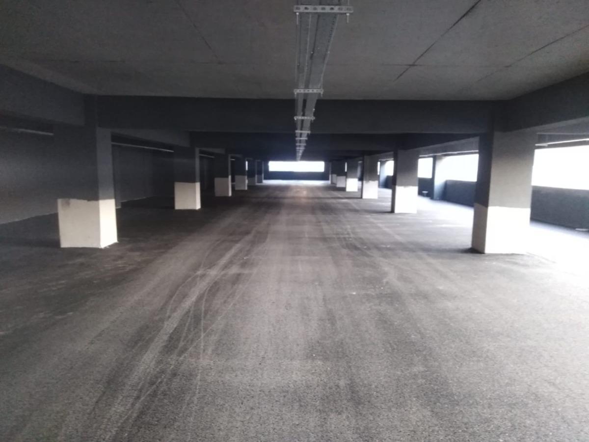 Gebze&rsquo;deki 7 katlı otoparkın katlarına asfalt serimi başladı