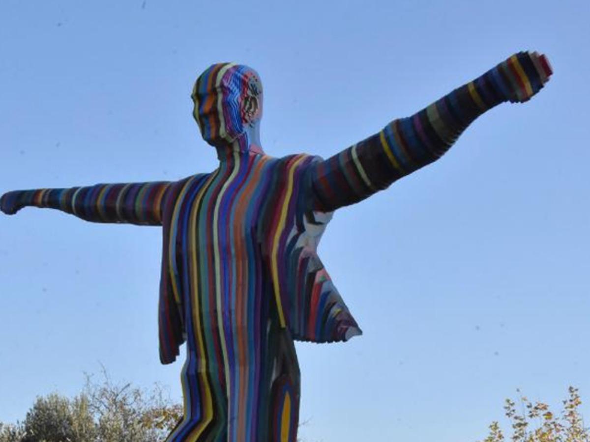 Tepki &ccedil;eken Atat&uuml;rk heykeli hakkında a&ccedil;ıklama