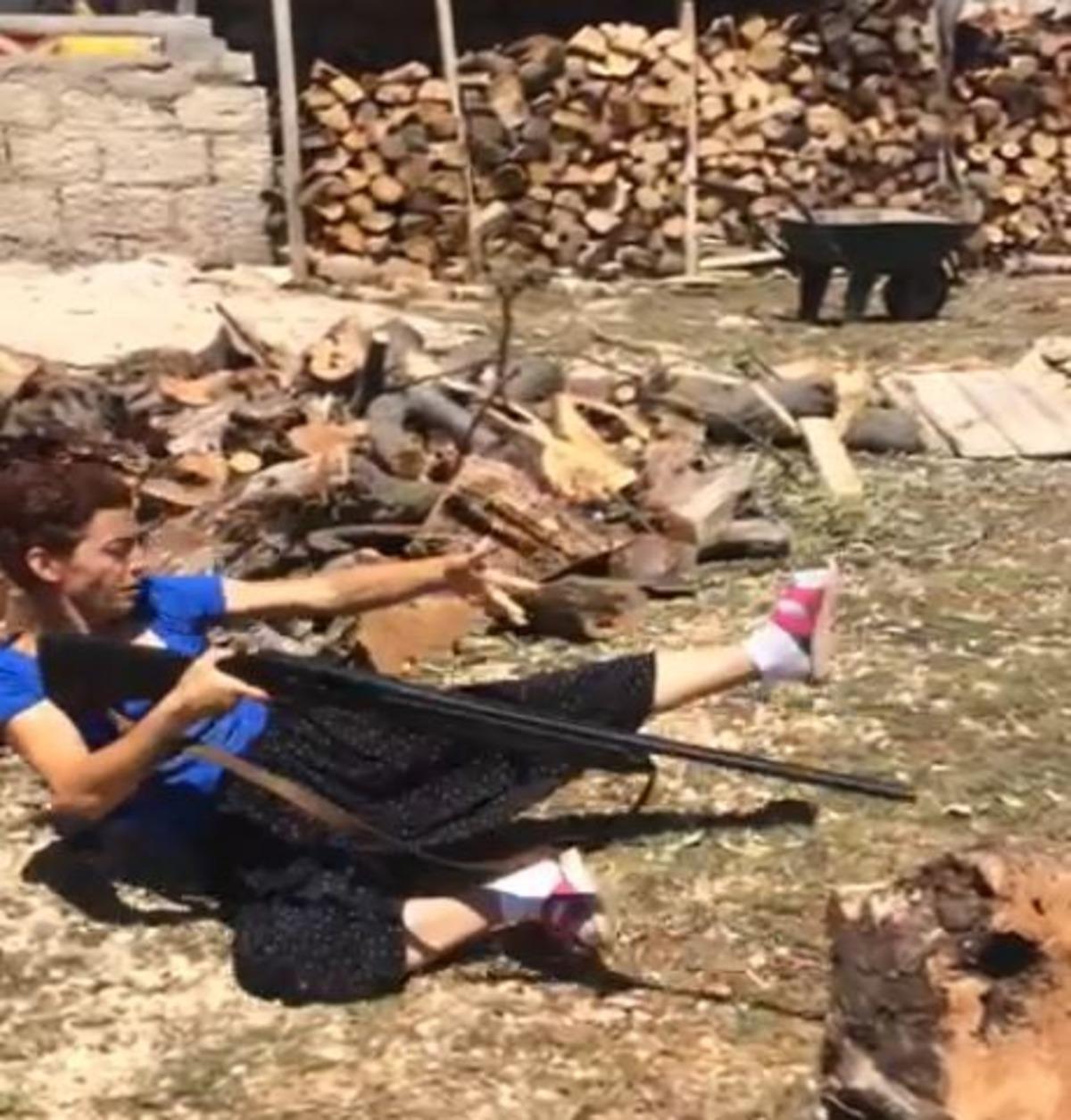 Av t&uuml;feğiyle ateş etti, ortaya komik bir g&ouml;r&uuml;nt&uuml; &ccedil;ıktı