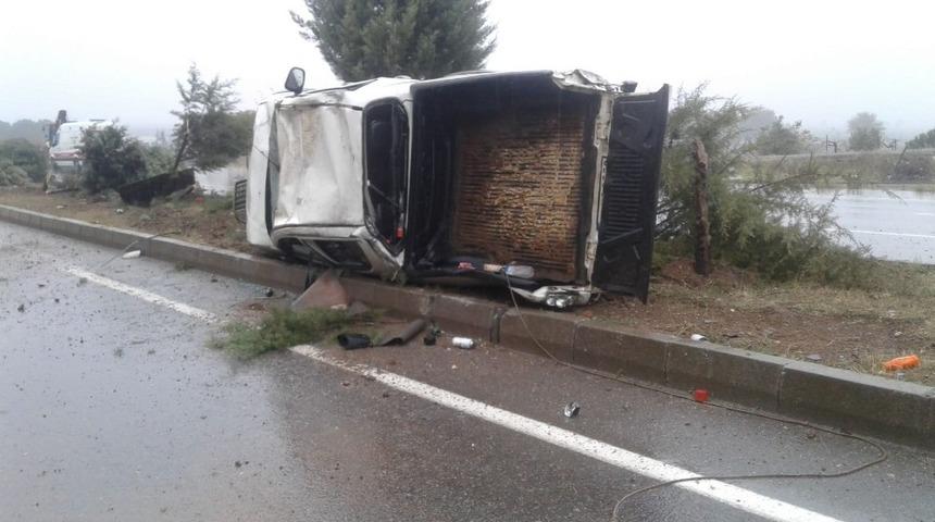 Ref&uuml;je devrilen hafif ticari aracın s&uuml;r&uuml;c&uuml;s&uuml; yaralandı