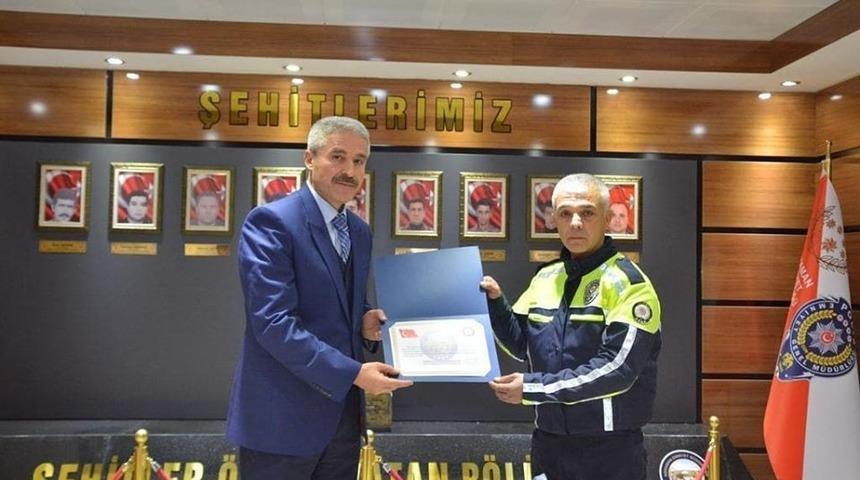 Yaralı kızı &uuml;ş&uuml;mekten koruyan polis, ayın polisi se&ccedil;ildi