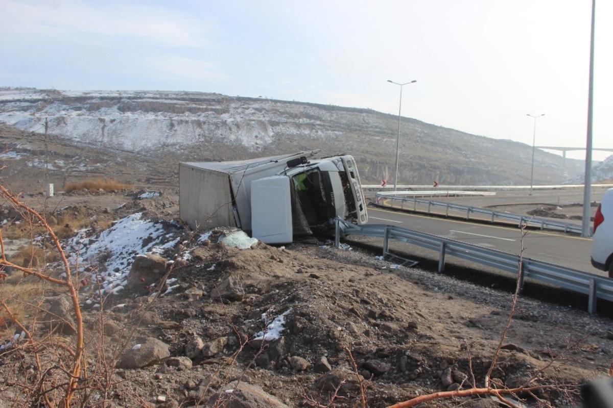 Virajı alamayan su y&uuml;kl&uuml; tır devrildi: 1 yaralı