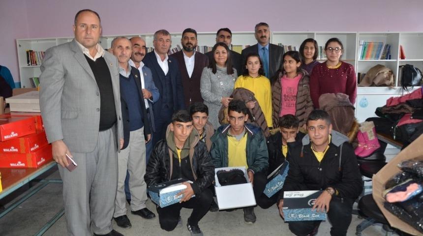 Muş&rsquo;ta 200 &ouml;ğrenci giydirildi