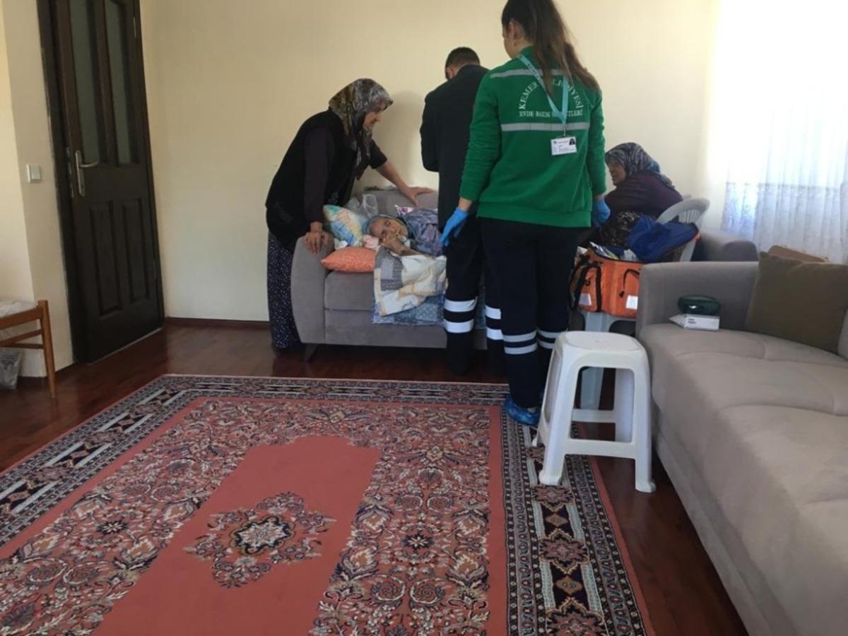 Kemer Belediyesi yaşlı vatandaşların evlerinde bakımlarını yapıyor