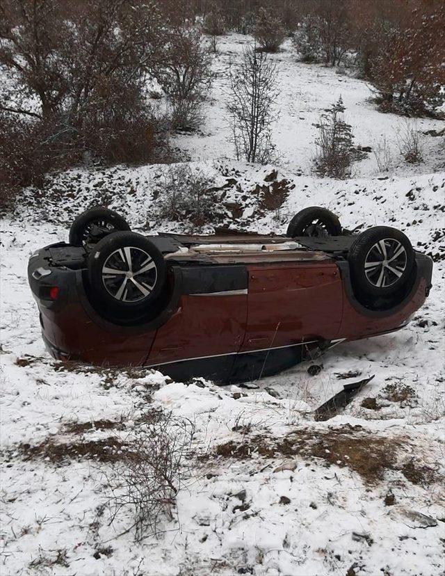 Sinop'ta devrilen otomobildeki 5 kişi yaralandı