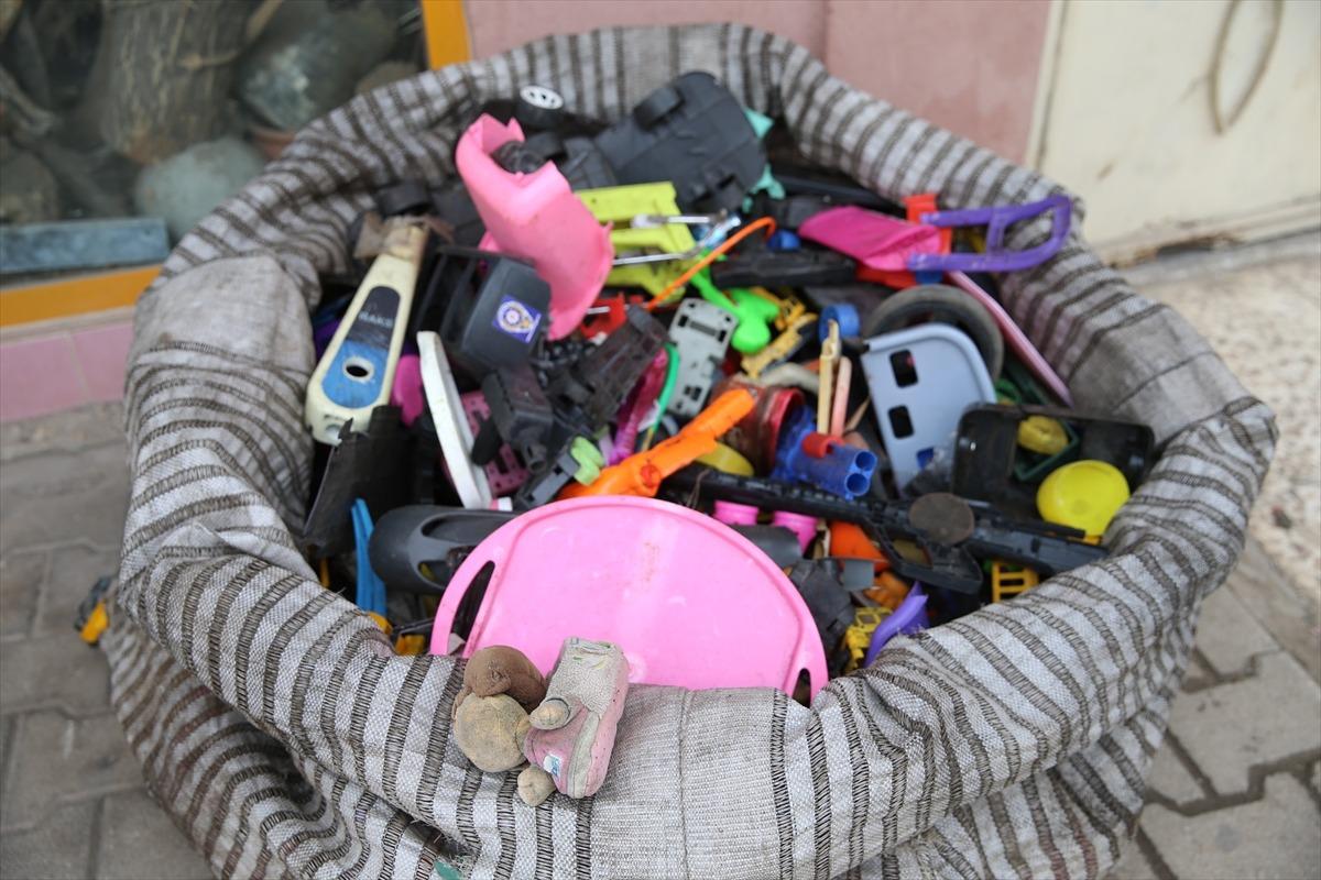 Sahilden topladığı 2 bin plastik atıkla balık heykeli yaptı