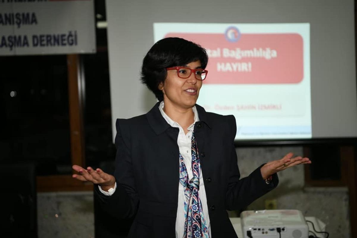 Lapseki&rsquo;de &rsquo;Dijital Bağımlılık Semineri&rsquo; d&uuml;zenlendi