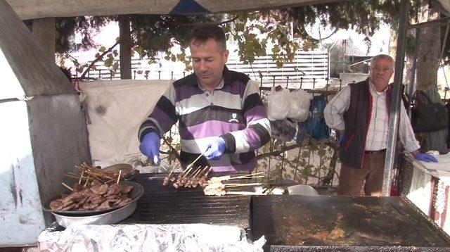 Denizli’de pazarların seyyar lezzetleri büyük ilgi görüyor