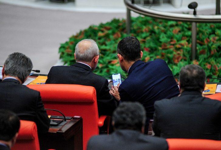 CHP'li Özgür Özel’in, Kemal Kılıçdaroğlu’na gösterdiği fotoğraflar merak konusu oldu G1